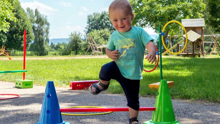 Bewegungsspiele fördern Motorik, Kognition und Sozialverhalten - Ideen für Kleinkinder jetzt im Betzold Blog entdecken.